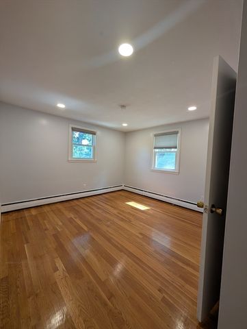 5 Greenleaf Cir, Framingham, MA 01701
