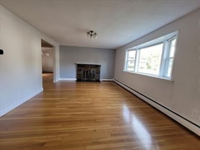 5 Greenleaf Cir, Framingham, MA 01701