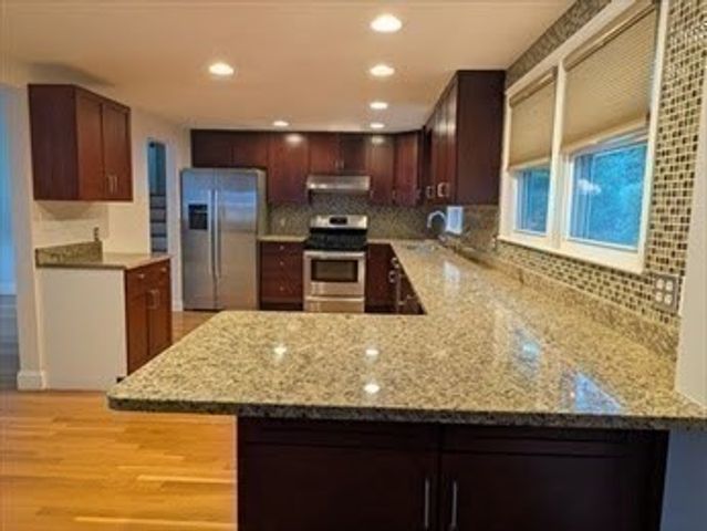 5 Greenleaf Cir, Framingham, MA 01701