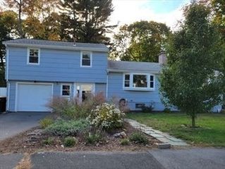 5 Greenleaf Cir, Framingham, MA 01701