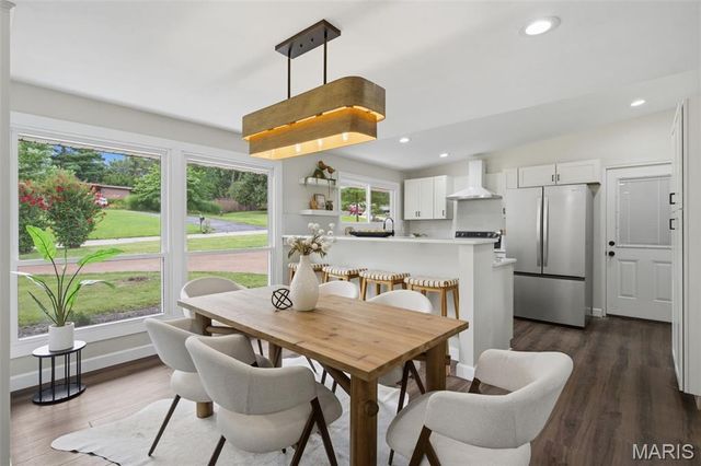 2431 Trossock Lane, Kirkwood, MO 63122