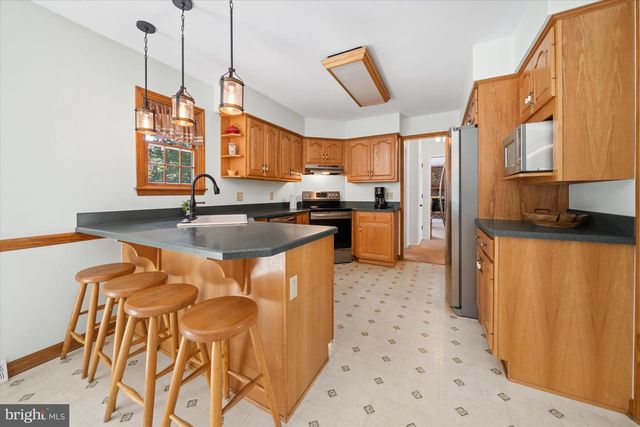 8 WINDING HILL DR, Hockessin, DE 19707