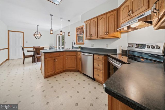 8 WINDING HILL DR, Hockessin, DE 19707