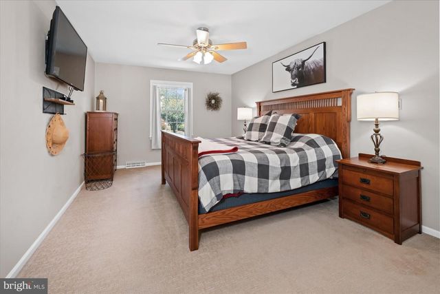8 WINDING HILL DR, Hockessin, DE 19707
