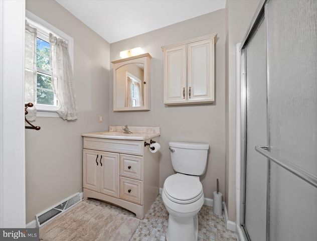 8 WINDING HILL DR, Hockessin, DE 19707