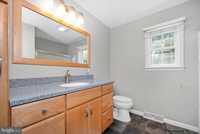 8 WINDING HILL DR, Hockessin, DE 19707