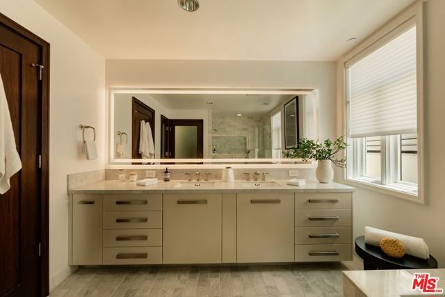 447 N Doheny Drive 101, Beverly Hills, CA 90210