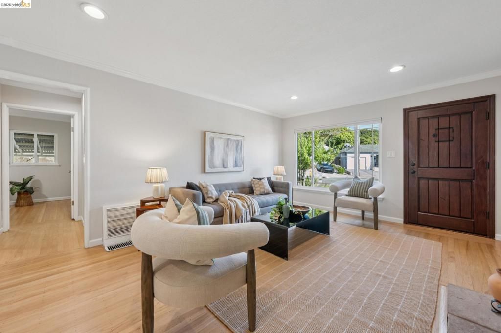 Image 5 of property listing at 1036 Spring Ct, Hayward, CA 94542