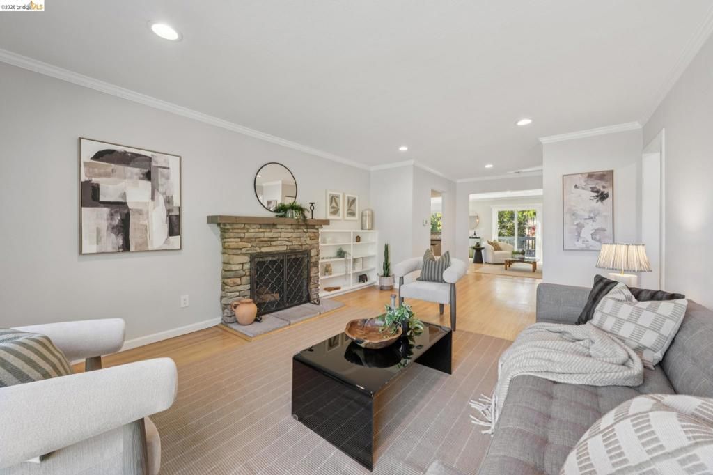 Image 7 of property listing at 1036 Spring Ct, Hayward, CA 94542