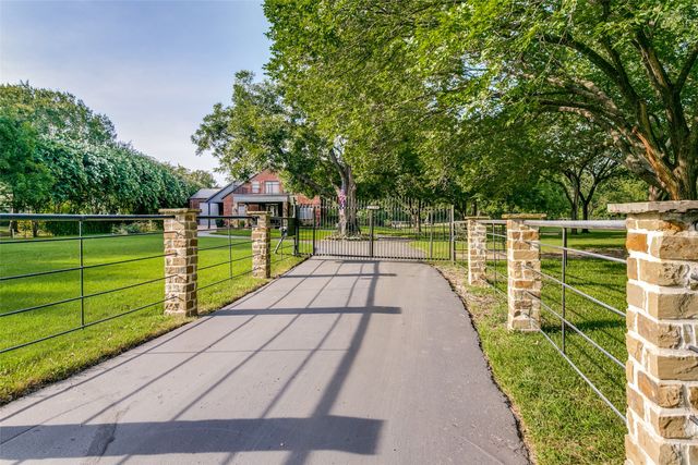 1290 Fox Lane, Burleson, TX 76028