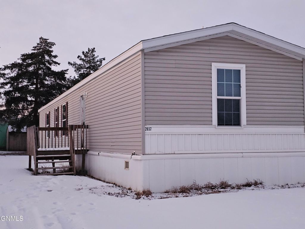 2037 9th Avenue W, Williston, ND 58801 photo 1