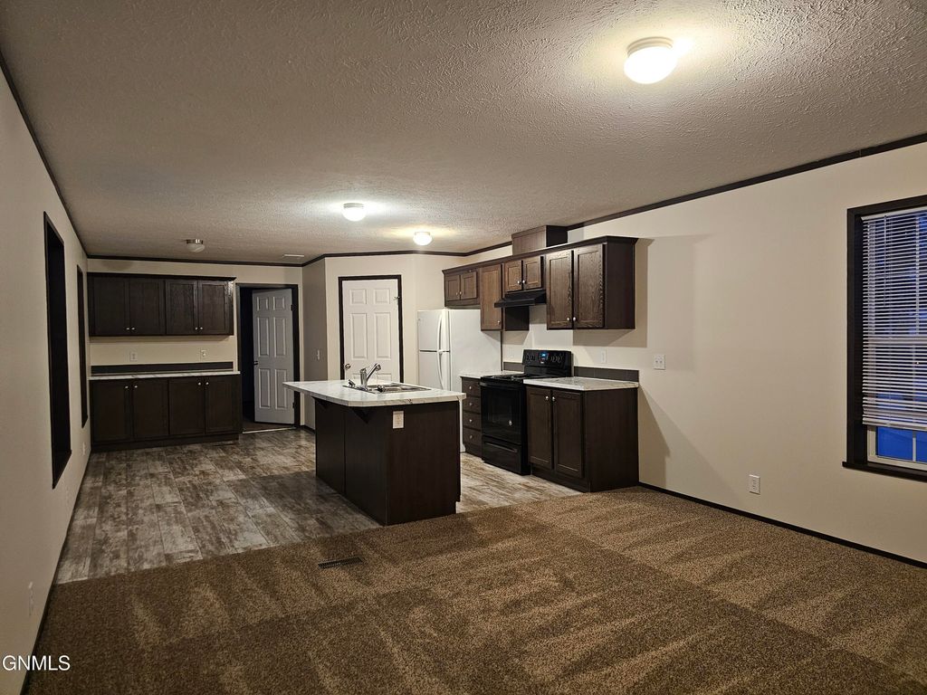 2037 9th Avenue W, Williston, ND 58801 photo 2