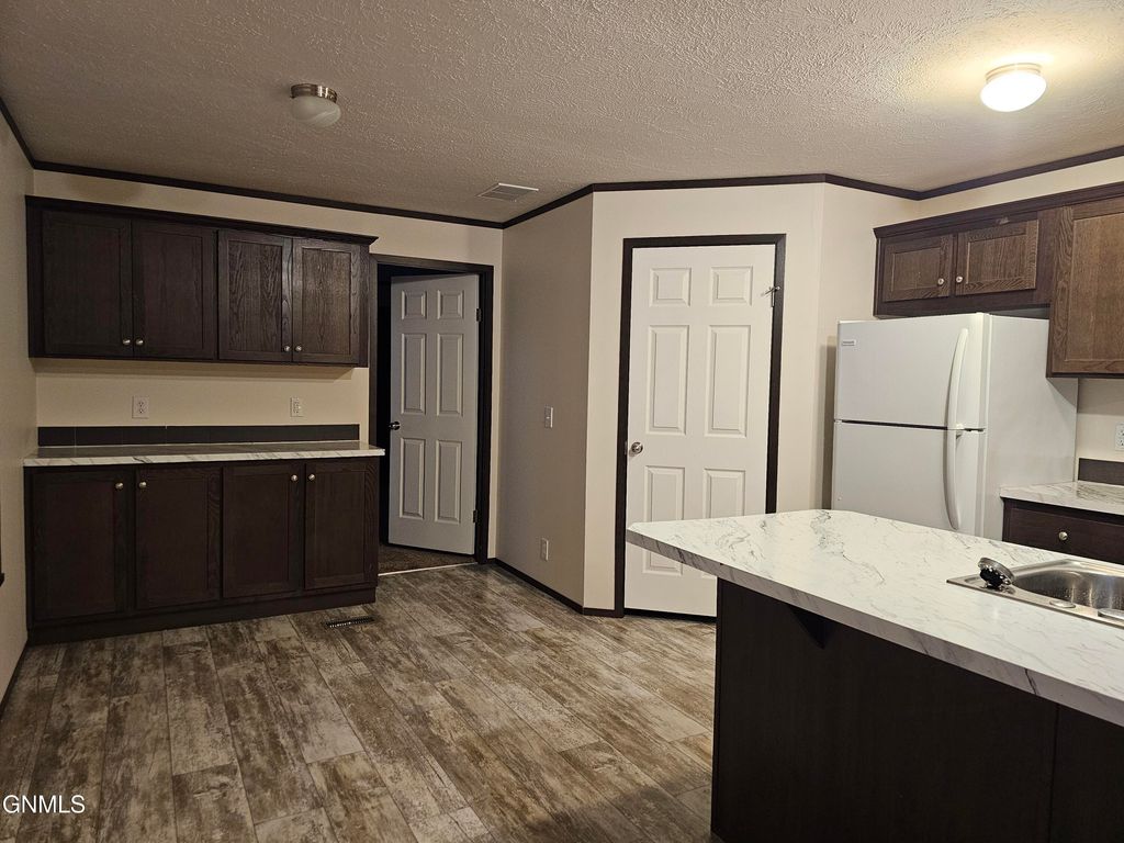 2037 9th Avenue W, Williston, ND 58801 photo 3