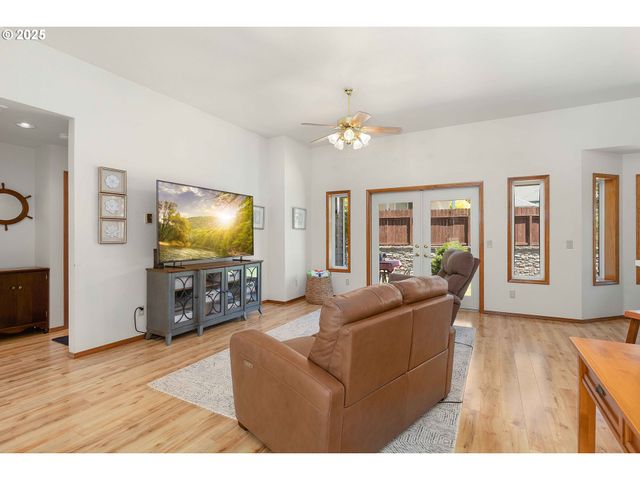 173 LAQUINTA Ct, Winchester, OR 97495