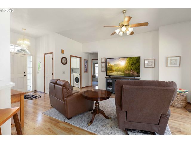 173 LAQUINTA Ct, Winchester, OR 97495
