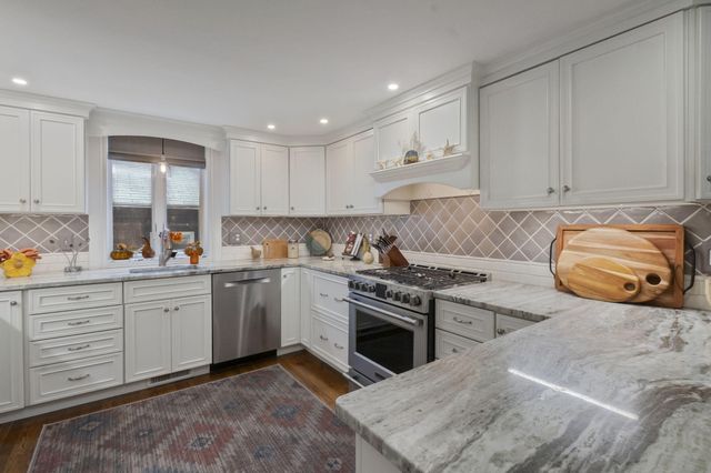 8 Jib Way, Hyannis, MA 02601