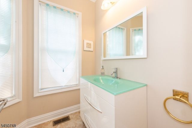 20 Hugenot St, East Hanover Twp., NJ 07936