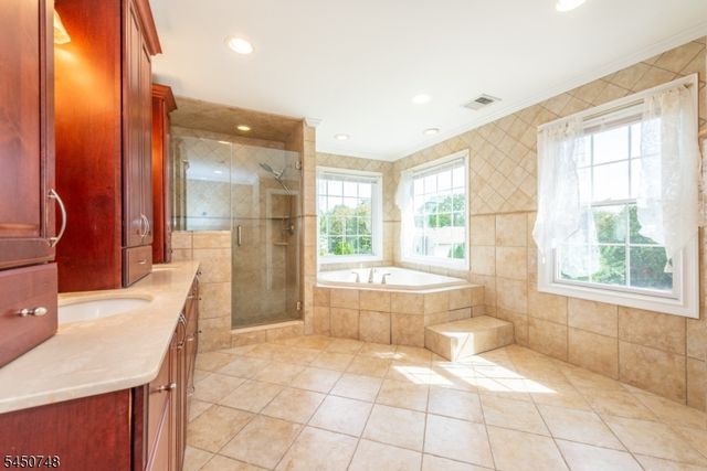 20 Hugenot St, East Hanover Twp., NJ 07936