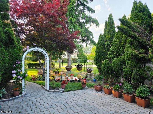 20 Hugenot St, East Hanover Twp., NJ 07936