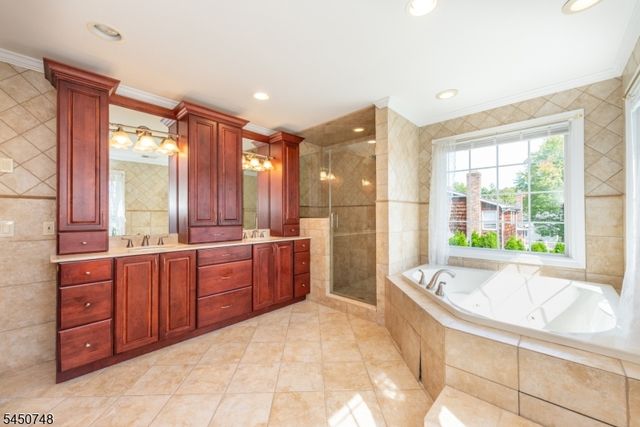 20 Hugenot St, East Hanover Twp., NJ 07936