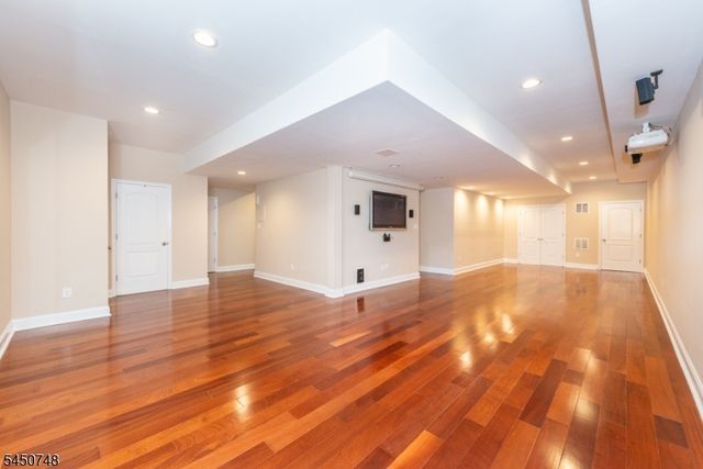 20 Hugenot St, East Hanover Twp., NJ 07936