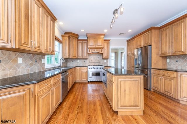 20 Hugenot St, East Hanover Twp., NJ 07936