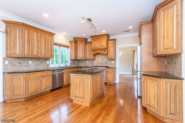 20 Hugenot St, East Hanover Twp., NJ 07936
