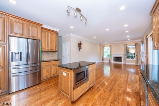 20 Hugenot St, East Hanover Twp., NJ 07936
