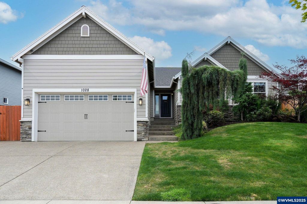 Image 1 of property listing at 1028 Jaysie Dr, Silverton, OR 97381