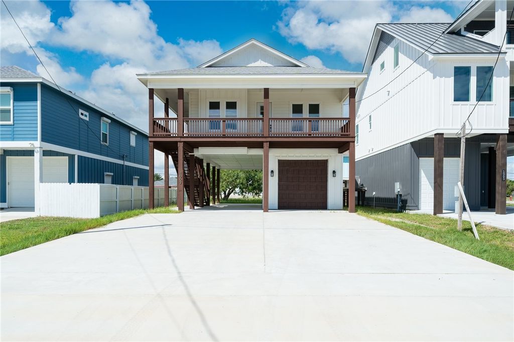 1007 S Live Oak St, Rockport, TX 78382 — exterior