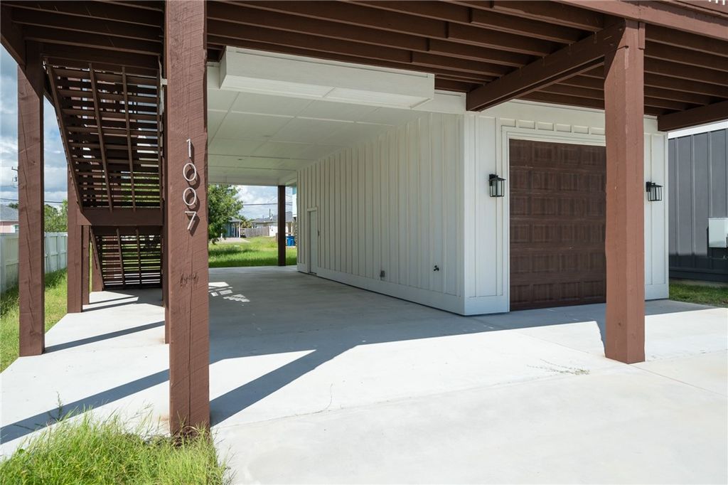 1007 S Live Oak St, Rockport, TX 78382 — photo 3