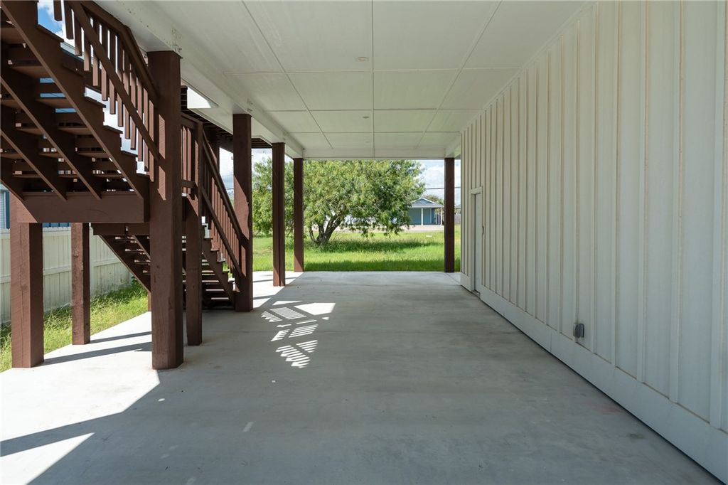 1007 S Live Oak St, Rockport, TX 78382 — photo 4