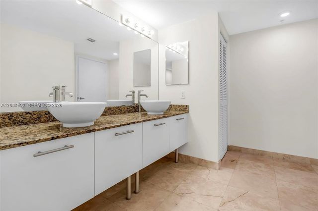 41 SE 5th St 1709, Miami, FL 33131