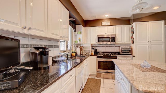 43 Homestead Circle, Marlboro, NJ 07746