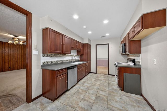 100 Crestline, Pleasanton, TX 78064