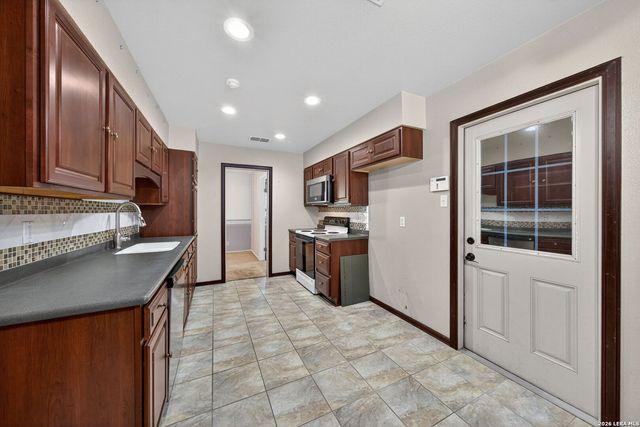 100 Crestline, Pleasanton, TX 78064