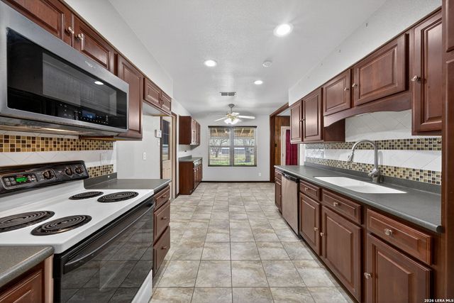 100 Crestline, Pleasanton, TX 78064