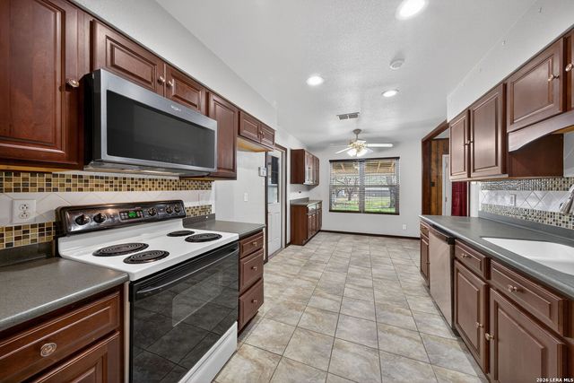 100 Crestline, Pleasanton, TX 78064