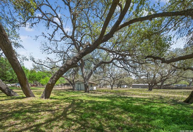 100 Crestline, Pleasanton, TX 78064