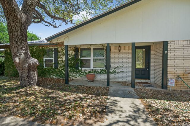 100 Crestline, Pleasanton, TX 78064