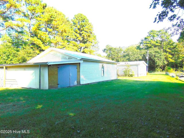 588 Luther Banks Road, Richlands, NC 28574