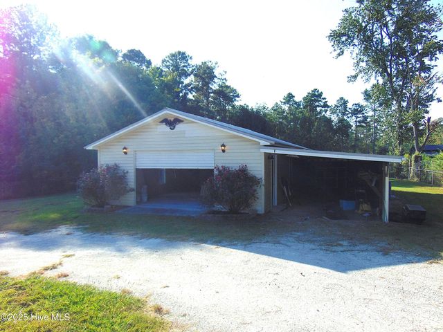 588 Luther Banks Road, Richlands, NC 28574