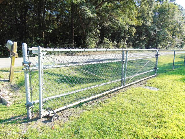 588 Luther Banks Road, Richlands, NC 28574