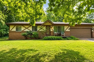 555 Tomahawk Trail, Highland Charter Township, MI 48357