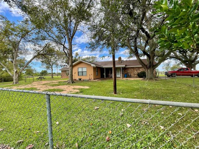318 Peach Point, Jones Creek, TX 77541