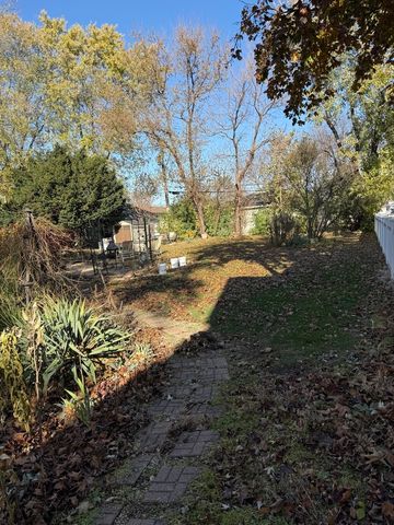 655 W Comstock Avenue, Elmhurst, IL 60126