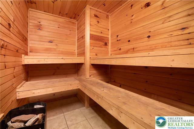 557 Lakeside Drive, Stroud Twp, PA 18301