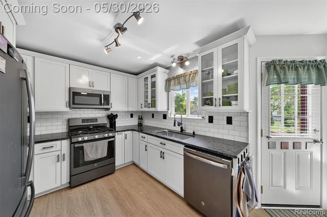 18364 Beechwood Street, Roseville, MI 48066