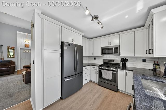 18364 Beechwood Street, Roseville, MI 48066