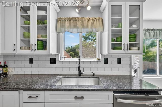 18364 Beechwood Street, Roseville, MI 48066